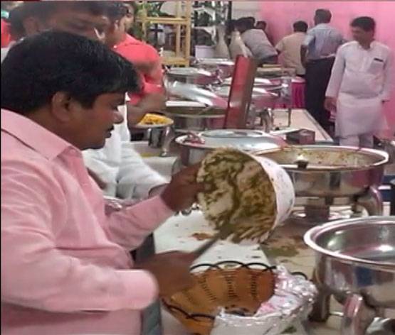 तेजप्रताप की शादी में खाने की लूट, कोल्‍डड्रिंक-आइसक्रीम पर टूटे लोग