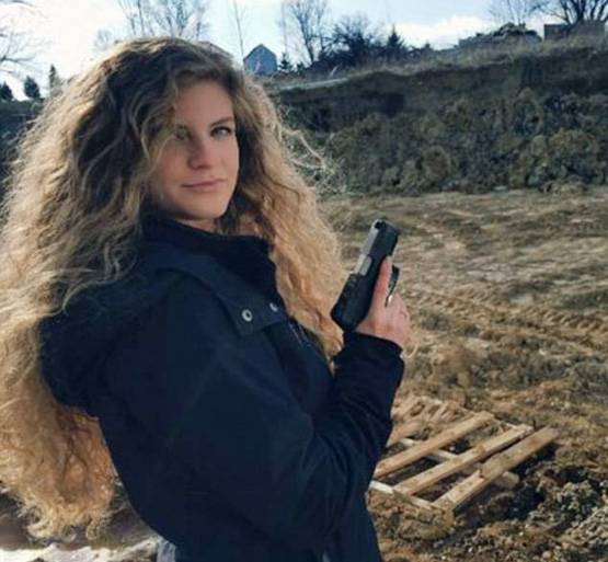 US में छाई ये 'र‍िवॉल्‍वर रानी', कॉलेज में बंदूक के साथ फोटोशूट