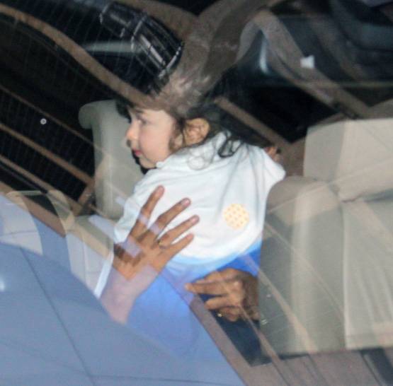 एकदम बेबी करीना की तरह लग रहे हैं तैमूर, PHOTOS