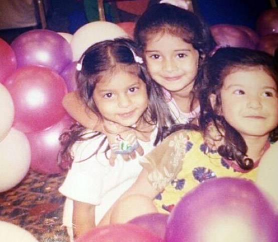 इंटरनेट पर वायरल हुईं सुहाना की Childhood फोटोज, पूल में ऐसी दिखीं