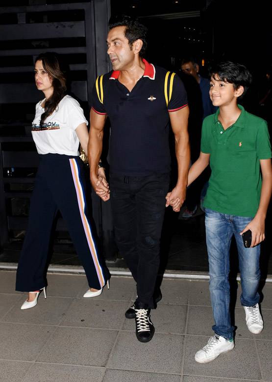 पत्नी-बेटे के साथ आउटिंग पर निकले बॉबी देओल, दिखा कूल अंदाज