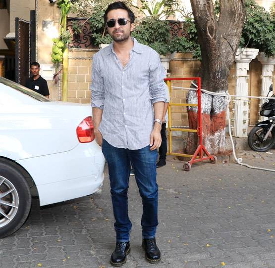 PHOTOS: सोनम के हाथों में लगी मेहंदी, ये सेलेब्स पहुंचे घर