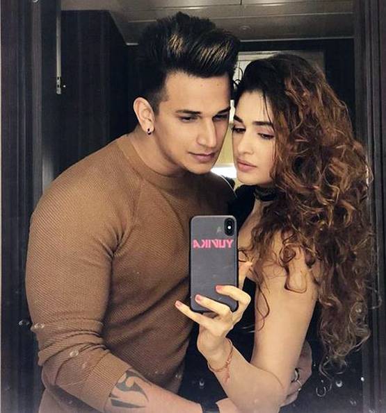 बिग बॉस कंटेस्टेंट ने बनवाया गर्लफ्रेंड के नाम का टैटू, PHOTO