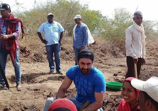 आल‍िया भट्ट के बाद रणबीर ने उठाया फावड़ा, आमिर के साथ किया श्रमदान