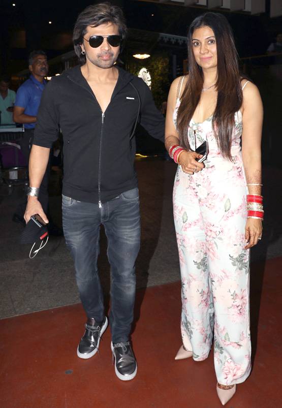 एयरपोर्ट पर दूसरी पत्नी संग स्पॉट हुए हिमेश रेशमिया, देखें PHOTOS