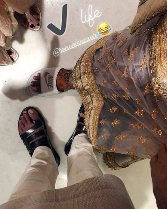 मेहंदी पर दिखा सोनम का कूल अंदाज, डिजाइनर लहंगे संग पहने वाइट स्लीपर