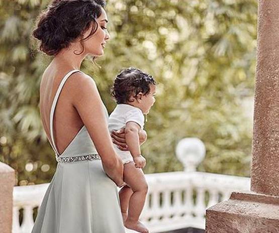 सालभर के बेटे संग लीजा ने दिया अंडरवॉटर पोज तो मिली ये सलाह