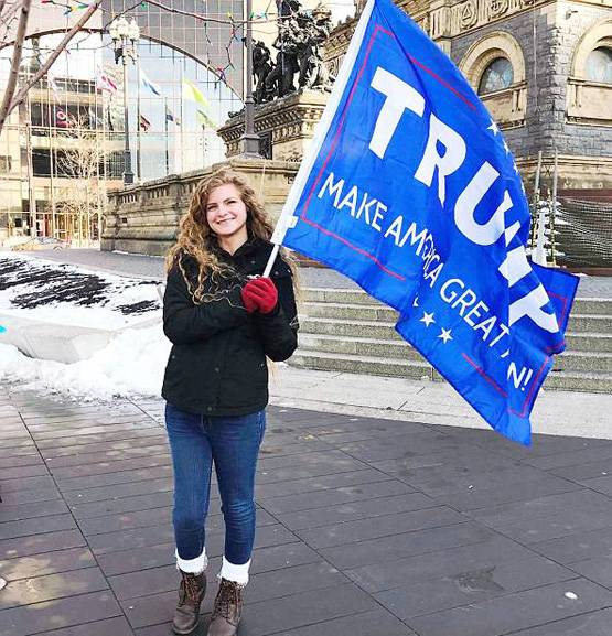 US में छाई ये 'र‍िवॉल्‍वर रानी', कॉलेज में बंदूक के साथ फोटोशूट