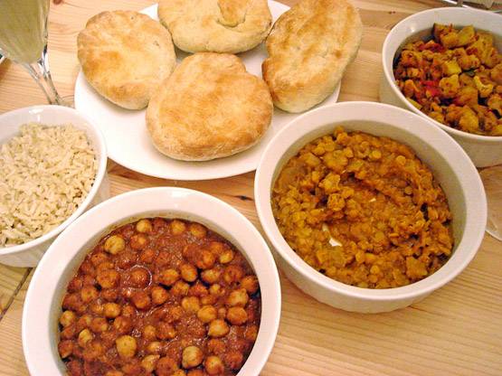 फर्श पर बैठकर खाना खाने के फायदे आपको हैरत में डाल देंगे