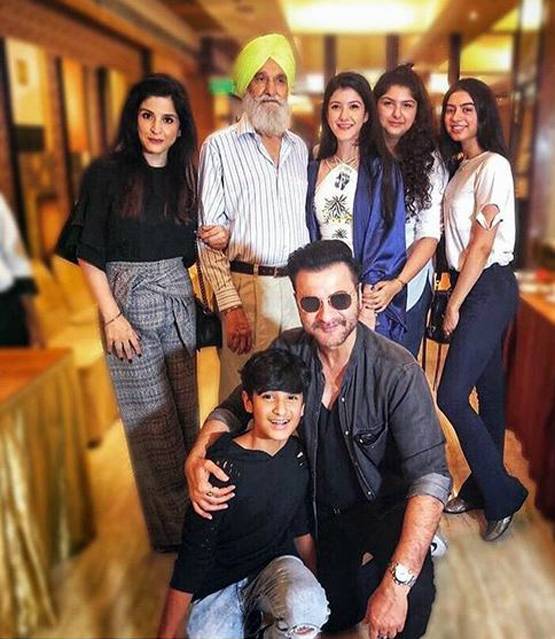 ग्रेजुएट हुई संजय कपूर की बेटी, फैमिली संग ऐसे किया सेलिब्रेट