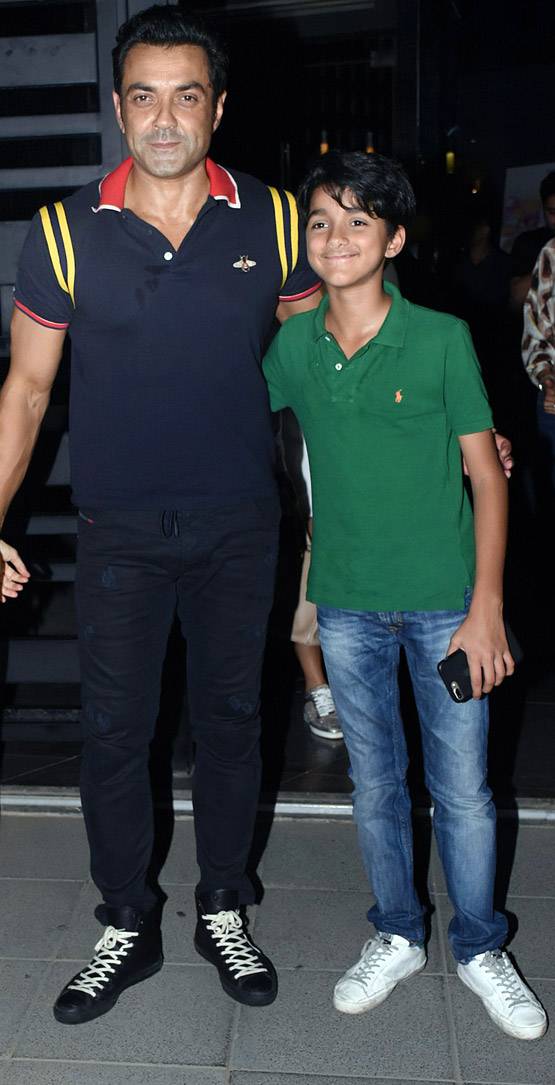 पत्नी-बेटे के साथ आउटिंग पर निकले बॉबी देओल, दिखा कूल अंदाज