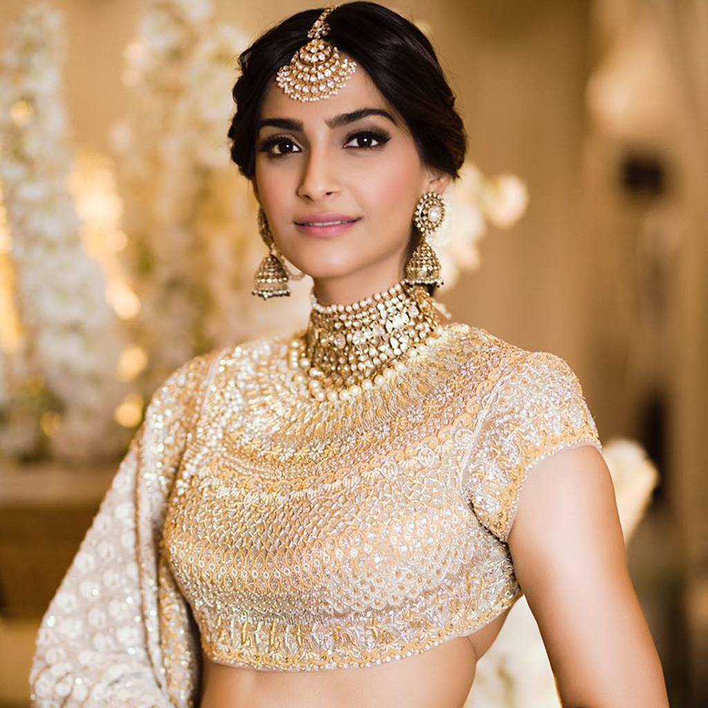 संगीत रस्म से पहले भाई-बहन के साथ भावुक दिखीं सोनम