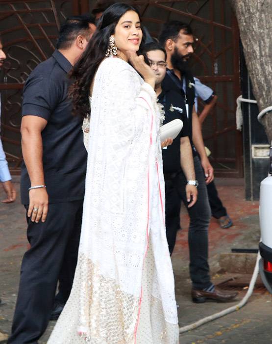 PHOTOS: सोनम के हाथों में लगी मेहंदी, ये सेलेब्स पहुंचे घर