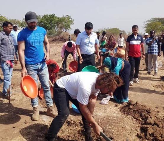 आल‍िया भट्ट के बाद रणबीर ने उठाया फावड़ा, आमिर के साथ किया श्रमदान
