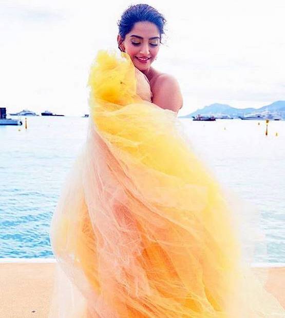 कान्स: लहंगे के बाद गाउन में सोनम, सेकेंड अपीयरेंस ने किया इंप्रेस