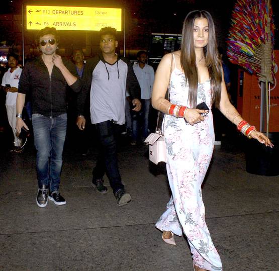 एयरपोर्ट पर दूसरी पत्नी संग स्पॉट हुए हिमेश रेशमिया, देखें PHOTOS