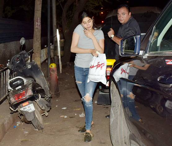 PHOTOS: फोन पर इस तरह बिजी दिखीं जाह्नवी, बचती रहीं मीडिया से