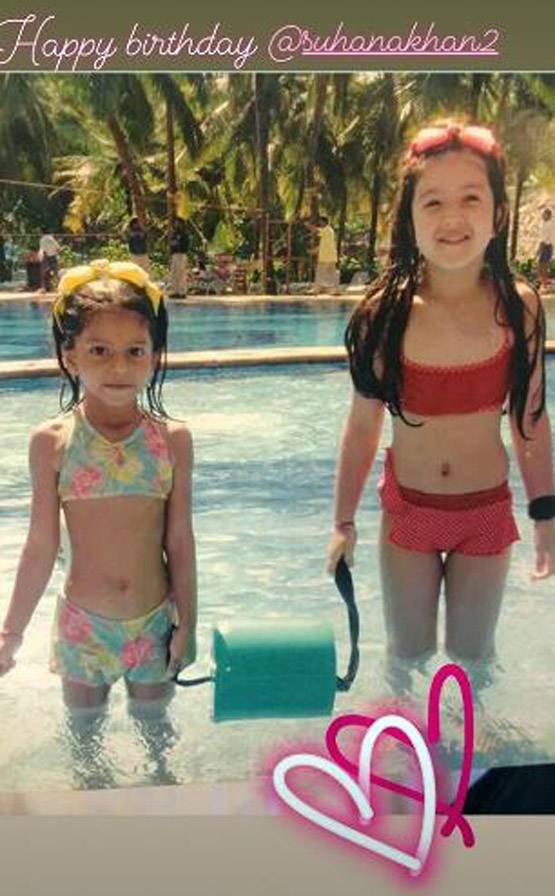 इंटरनेट पर वायरल हुईं सुहाना की Childhood फोटोज, पूल में ऐसी दिखीं