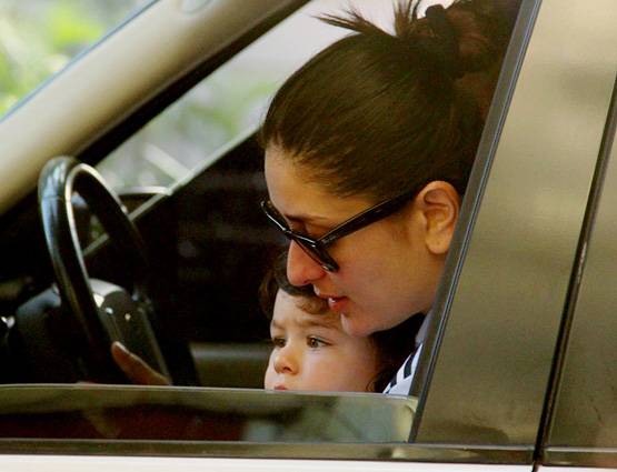 मम्मी करीना के साथ अमृता अरोड़ा के घर गए तैमूर, PHOTOS