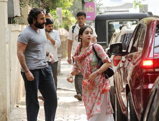PHOTOS: पापा सैफ के साथ डायरेक्‍टर के ऑफिस पहुंचीं सारा