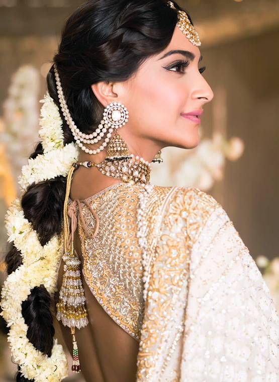 वाइट और गोल्डन लहंगे में सोनम हुईं संगीत के लिए  तैयार,देखें लुक