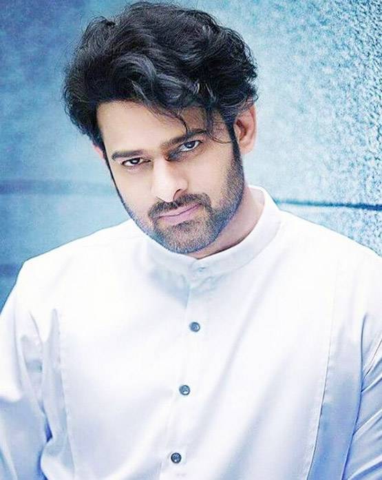 सुपरबाइक पर बैठे प्रभास का डैशिंग लुक, 'साहो' के सेट से फोटो लीक