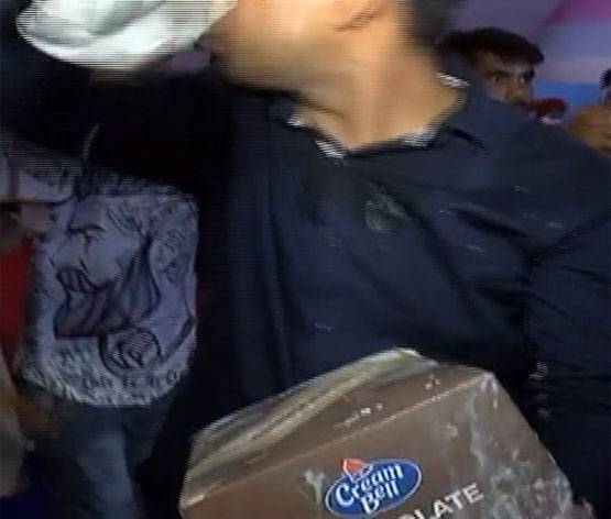 तेजप्रताप की शादी में खाने की लूट, कोल्‍डड्रिंक-आइसक्रीम पर टूटे लोग