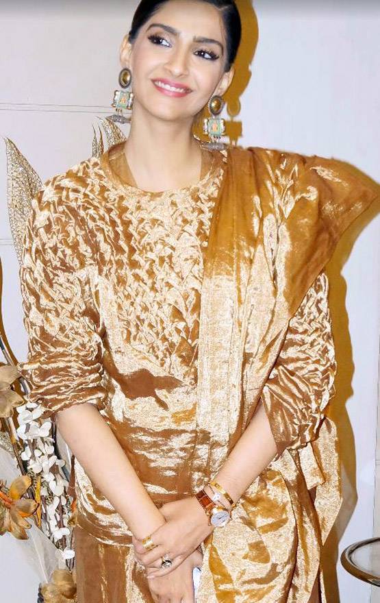 हाथ में मंगलसूत्र पहनने पर सोनम ट्रोल, बताया सभ्यता का अपमान