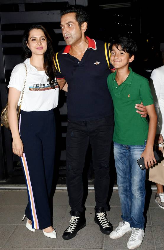 पत्नी-बेटे के साथ आउटिंग पर निकले बॉबी देओल, दिखा कूल अंदाज