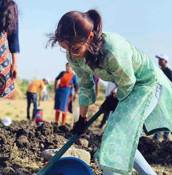 आल‍िया भट्ट के बाद रणबीर ने उठाया फावड़ा, आमिर के साथ किया श्रमदान