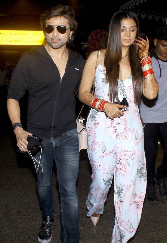 एयरपोर्ट पर दूसरी पत्नी संग स्पॉट हुए हिमेश रेशमिया, देखें PHOTOS