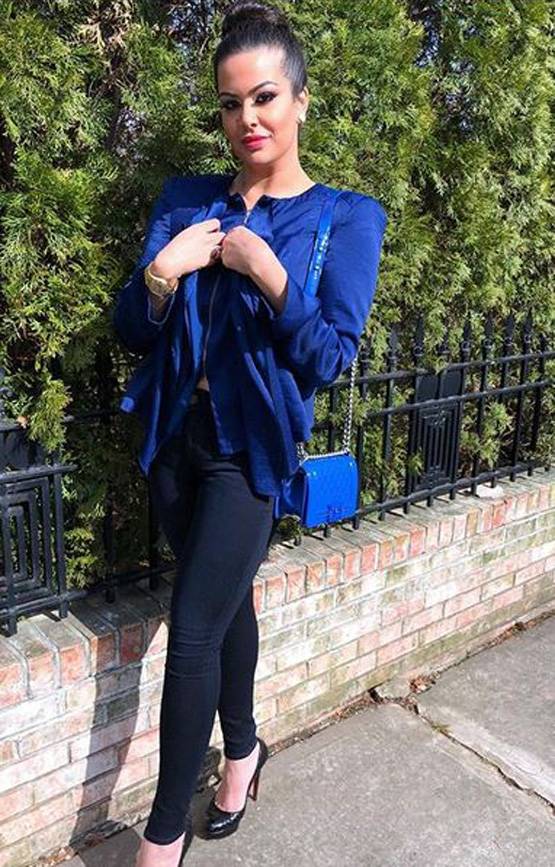 Photos: हॉलिडे पर संजय दत्त की बेटी, बीच किनारे ऐसे कर रहीं मस्ती