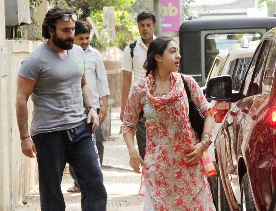 PHOTOS: पापा सैफ के साथ डायरेक्‍टर के ऑफिस पहुंचीं सारा