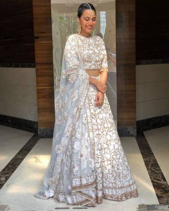 वाइट और गोल्डन लहंगे में सोनम हुईं संगीत के लिए  तैयार,देखें लुक