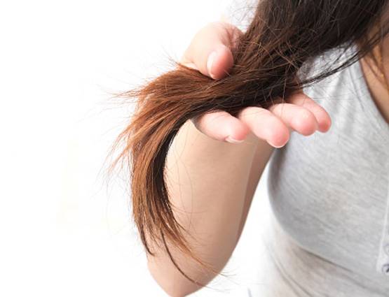 किसी दवा की जरूरत नहीं, बालों को झड़ने और सफेद होने से ऐसे रोकें