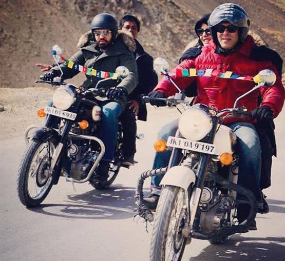 रेस 3 के सेट से तस्वीरें लीक, बॉबी देओल का टॉवल लुक वायरल