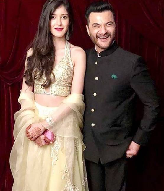 ग्रेजुएट हुई संजय कपूर की बेटी, फैमिली संग ऐसे किया सेलिब्रेट