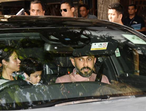 PHOTOS: सोनम के हाथों में लगी मेहंदी, ये सेलेब्स पहुंचे घर