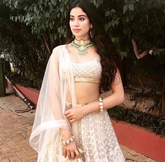 सोनम की शादी में रेखा का अंदाज, बच्चों संग खिंचाई फोटो