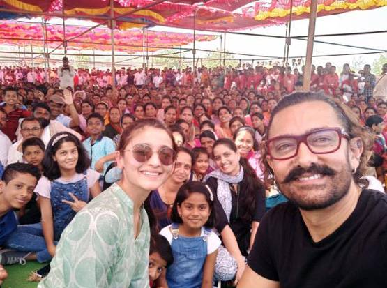 आल‍िया भट्ट के बाद रणबीर ने उठाया फावड़ा, आमिर के साथ किया श्रमदान