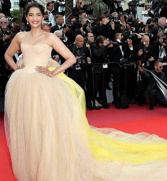 कान्स: लहंगे के बाद गाउन में सोनम, सेकेंड अपीयरेंस ने किया इंप्रेस