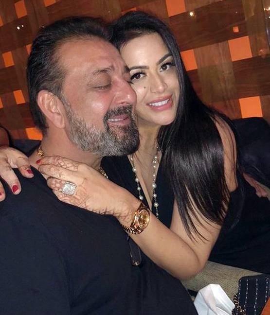 Photos: हॉलिडे पर संजय दत्त की बेटी, बीच किनारे ऐसे कर रहीं मस्ती