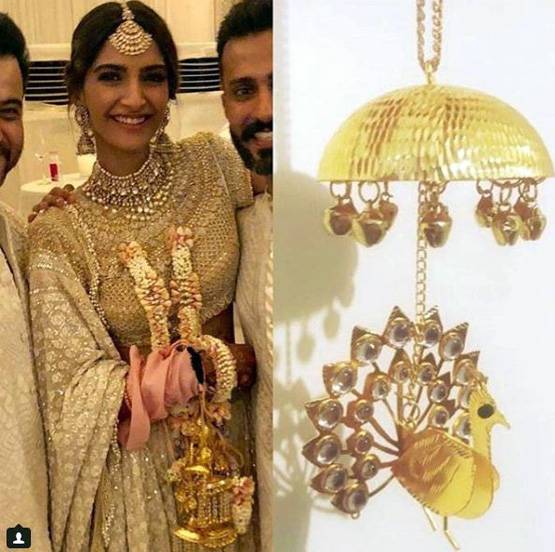 दुल्हन के लिबास में सोनम, क्या फोटो में इस चीज पर गौर किया आपने?