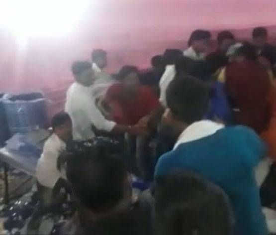 तेजप्रताप की शादी में खाने की लूट, कोल्‍डड्रिंक-आइसक्रीम पर टूटे लोग