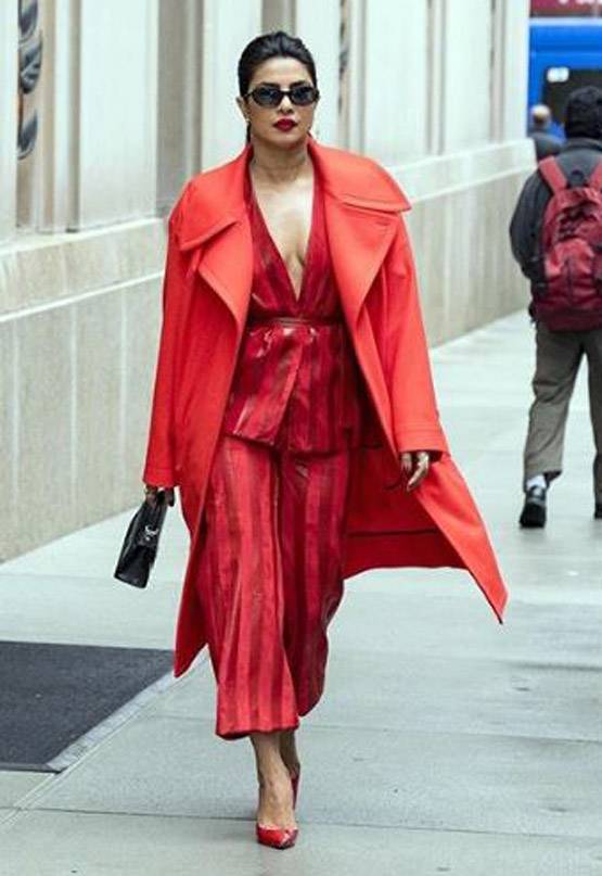 बीच बेड पर मोनॉकनी में प्रियंका, 1 घंटे में 2 लाख से ज्यादा लाइक्स