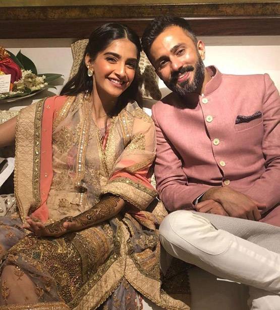 वाइट और गोल्डन लहंगे में सोनम हुईं संगीत के लिए  तैयार,देखें लुक