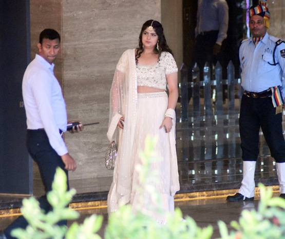 वाइट और गोल्डन लहंगे में सोनम हुईं संगीत के लिए  तैयार,देखें लुक