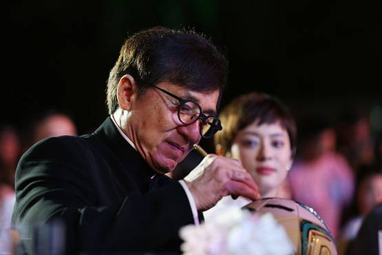 सड़कों पर रात गुजारने को मजबूर जैकी चैन की लेस्‍ब‍ियन बेटी