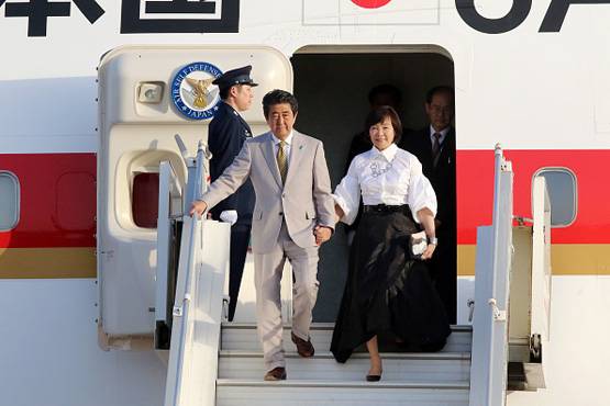 'जूते' में जापानी PM को परोसा गया शाही डिनर, इजरायल की किरकिरी