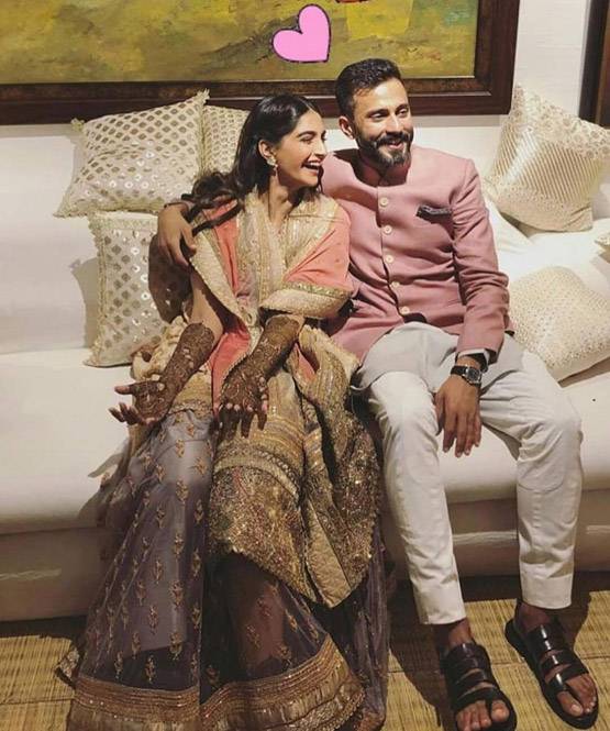 वाइट और गोल्डन लहंगे में सोनम हुईं संगीत के लिए  तैयार,देखें लुक